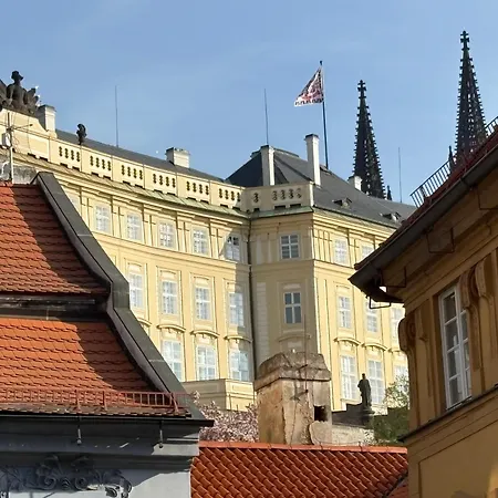 Beneath Castle Where Mozart Performed アパート *